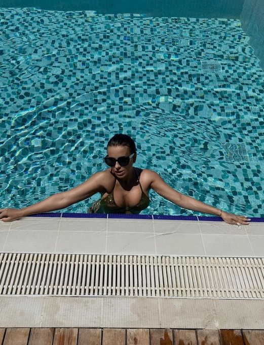 Ани Лорак в микро-бикини позировала у бассейна