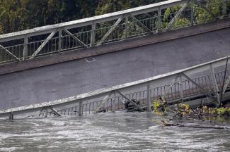 во Франции упал мост