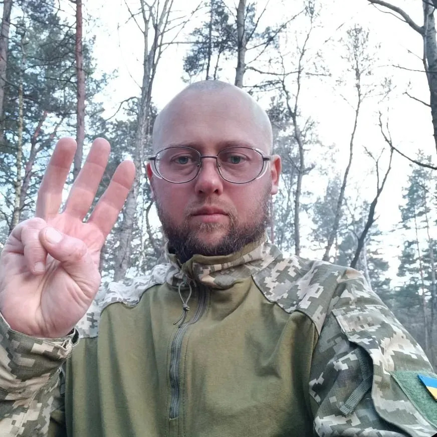 м