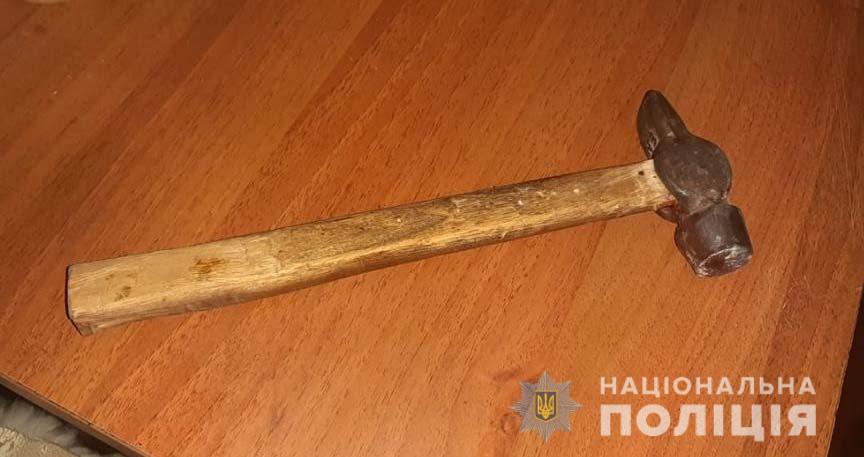 В Кривом Роге мужчина напал на продавщицу с молотком и обокрал магазин