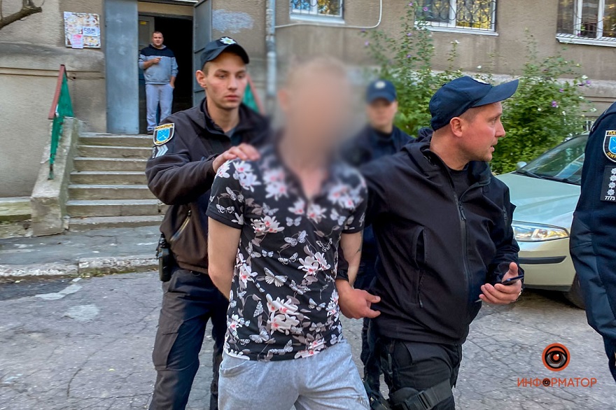 В Днепре мужчина на угнанном авто сбегал от полиции и едва не сбил пешехода