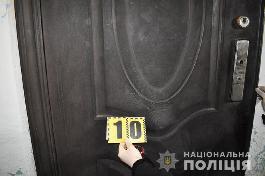 Выбили дверь