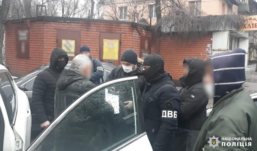 В Каменском следователь и адвокат погорели на крупной взятке