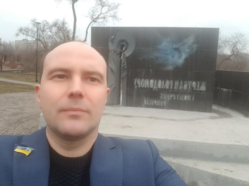 В Кривом Роге вандалы изувечили памятник жертвам Голодомора и политических репрессий