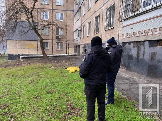 В Кривом Роге пенсионерка выпала из окна седьмого этажа