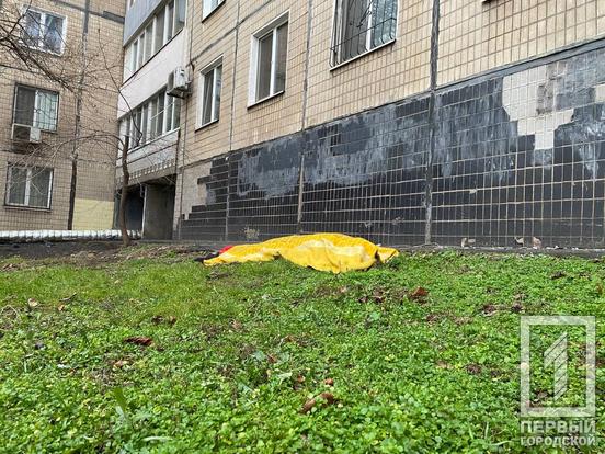 В Кривом Роге пенсионерка выпала из окна седьмого этажа