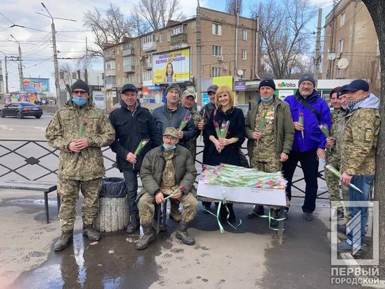 Военные дарили криворожанкам цветы в честь Международного женского дня