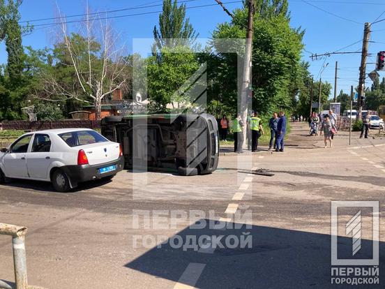 В Кривом Роге автомобиль перевернулся после столкновения с маршруткой