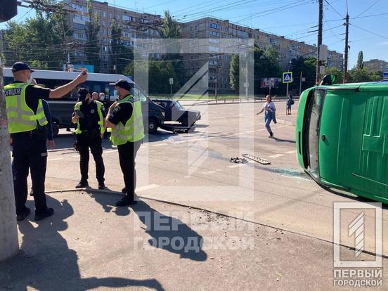 В Кривом Роге автомобиль перевернулся после столкновения с маршруткой