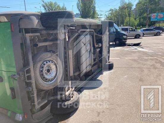 В Кривом Роге автомобиль перевернулся после столкновения с маршруткой