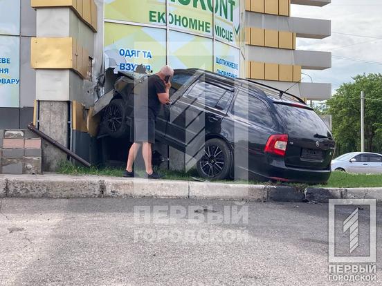 В Кривом Роге иномарка влетела в торговый центр