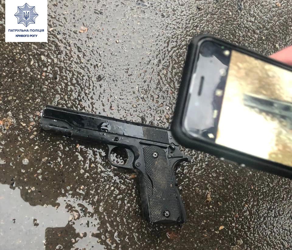 В Кривом Роге трое мужчин устроили драку в супермаркете