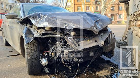 В Кривом Роге на перекрестке произошло ДТП с переворотом