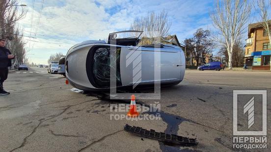В Кривом Роге на перекрестке произошло ДТП с переворотом