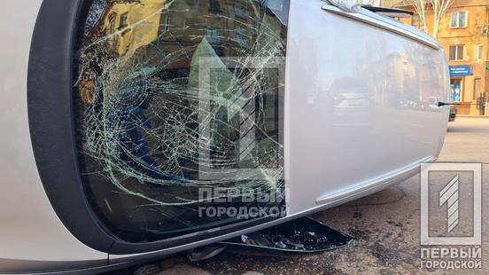 В Кривом Роге на перекрестке произошло ДТП с переворотом