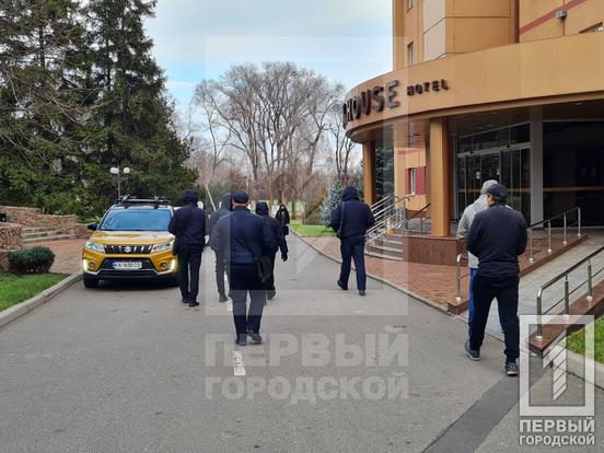 На парковке отеля Кривого Рога искали взрывчатку