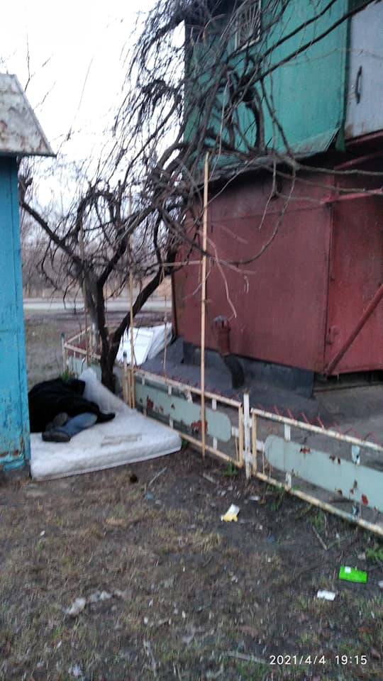 В Новомосковске мужчина с инвалидностью поселился под деревом на матрасе