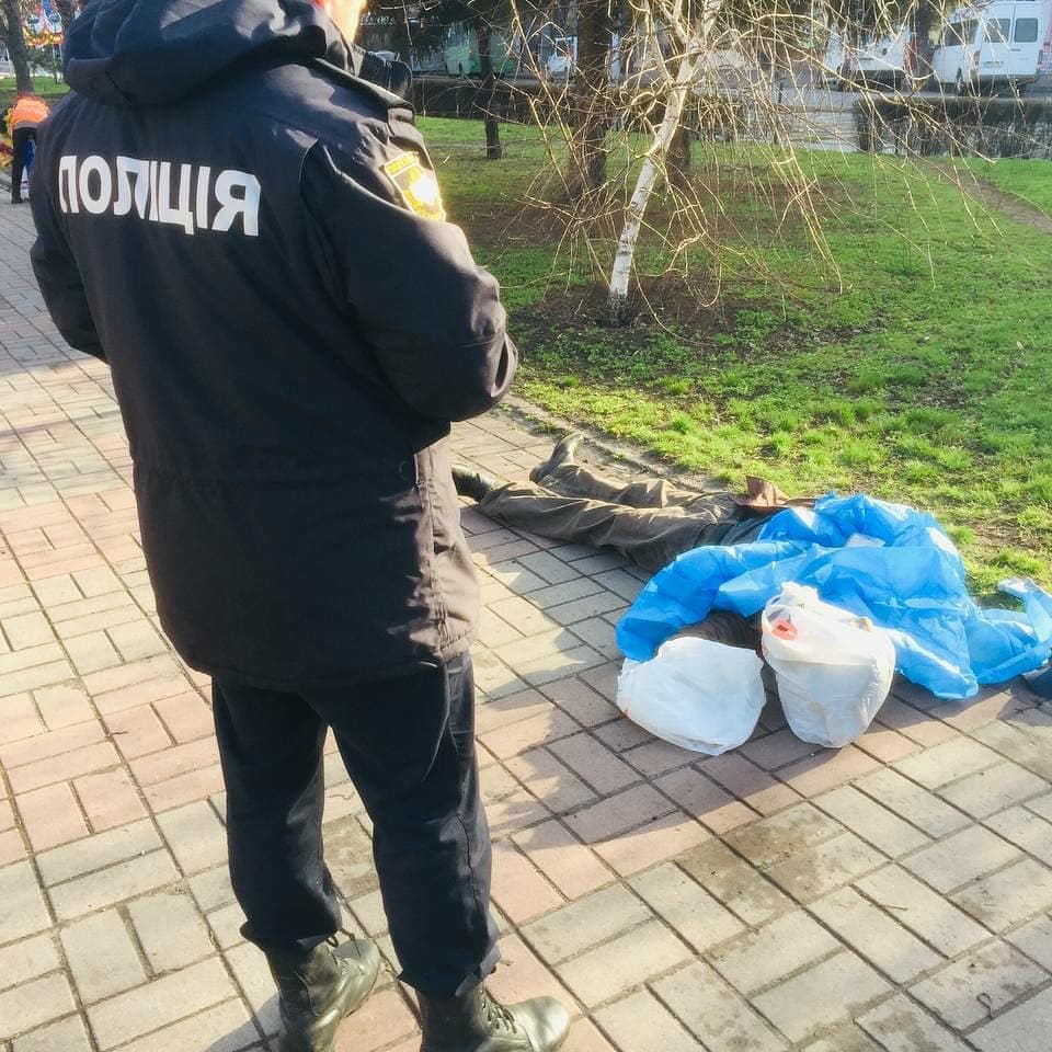 В Каменском пожилой мужчина упал замертво посреди улицы