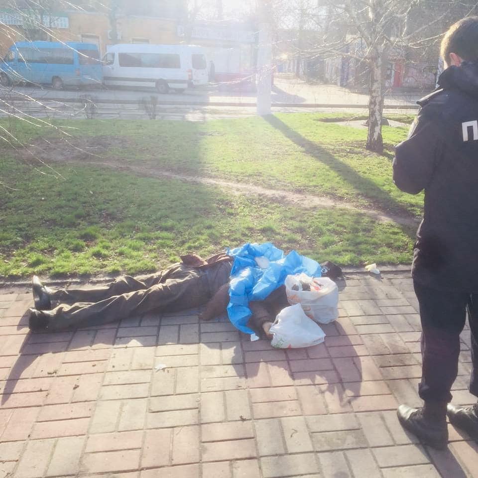 В Каменском пожилой мужчина упал замертво посреди улицы