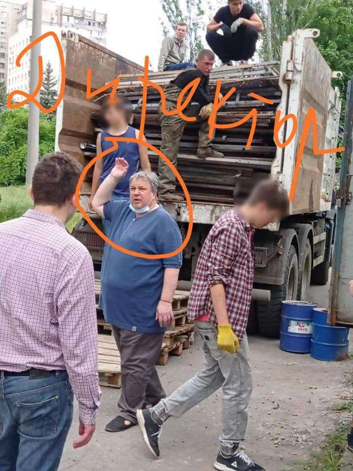 Дети носят металл