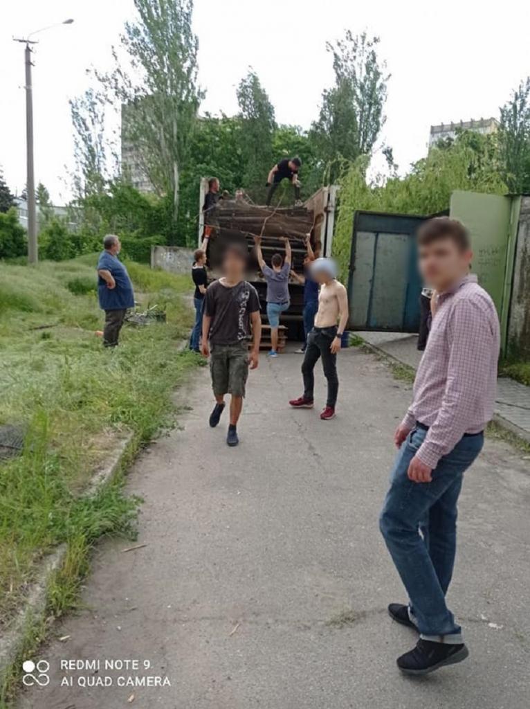 Дети носят металл