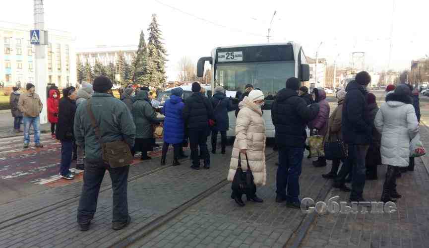  Жители Каменского вышли на акцию протеста против повышения тарифов