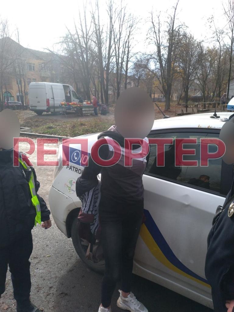 В Днепре агрессивный мужчина угрожал полицейским и молотком ударил по Prius