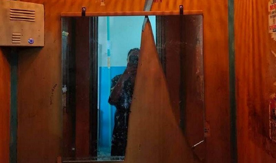 В Днепре мужчина с ножом атаковал свое отражение в зеркале