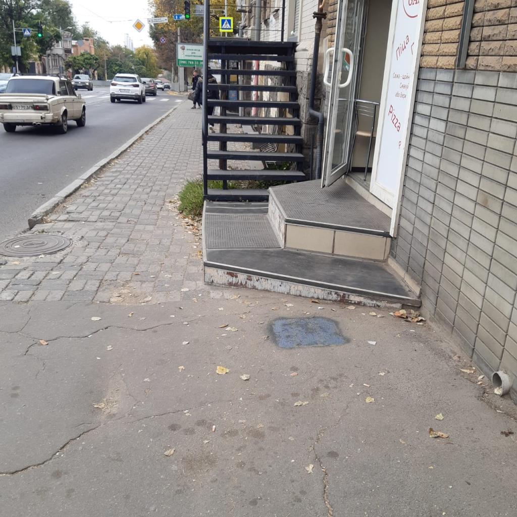 В Днепре разыскивают вандалов, которые разрисовали тротуары рекламой