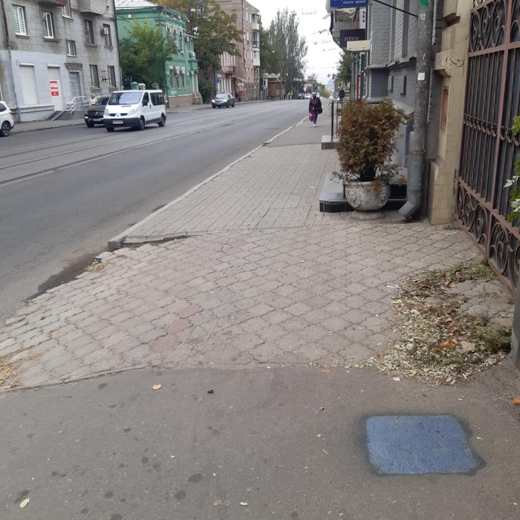 В Днепре разыскивают вандалов, которые разрисовали тротуары рекламой