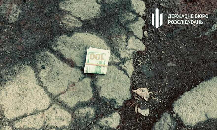 В Кривом Роге полицейского поймали на взятке в 5 тысяч долларов
