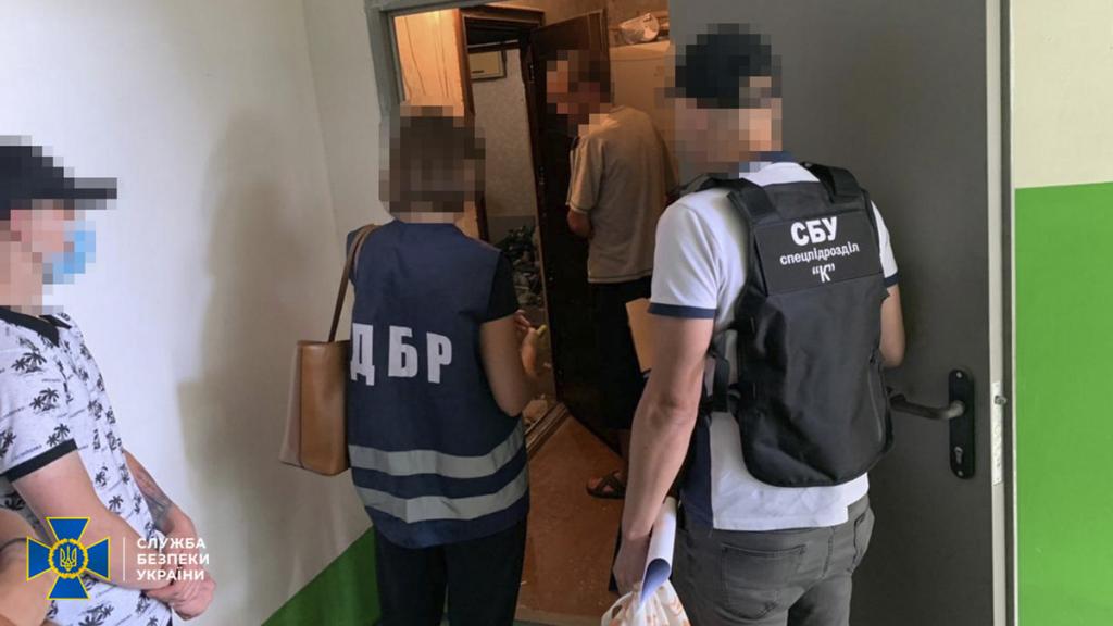 Командир роты одной из воинских частей в городе Новомосковск Днепропетровской области был задержан при получении взятки от подчиненного за предоставление статуса участника боевых действий.  Капитан Вооруженных Сил Украины разработал схему выдачи УБД без фактического пребывания военных в районе проведения операции Объединенных сил. Пользуясь тем, что его военная часть дислоцируется в районе проведения ООС, командир роты за 40 000 гривен дописывал в ротацию военных, сообщили в пресс-службе ГБР.  Так, оперативники задокументировали несколько десятков военнослужащих, которые по документам должны быть на передовой, но на самом деле находятся дома.  Следователи ГБР сообщили командиру о подозрении в вымогательстве и получении неправомерной выгоды (ч. 3 ст. 368 УК Украины). Санкция статьи предусматривает наказание в виде лишения свободы на срок от 5 до 10 лет с лишением права занимать определенные должности или заниматься определенной деятельностью на срок до 3 лет с конфискацией имущества.