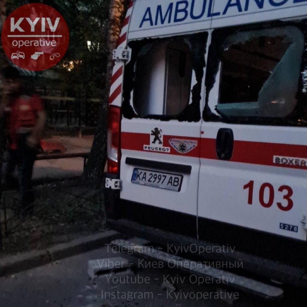 В Киеве агрессивный мужчина набросился на медиков с кинжалом и разбил «скорую»