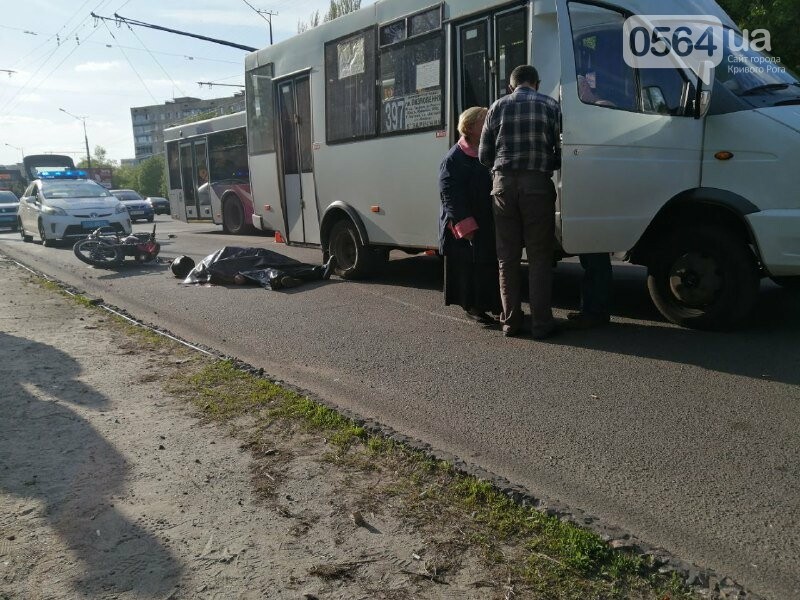 В Кривом Роге маршрутка переехала мотоциклиста