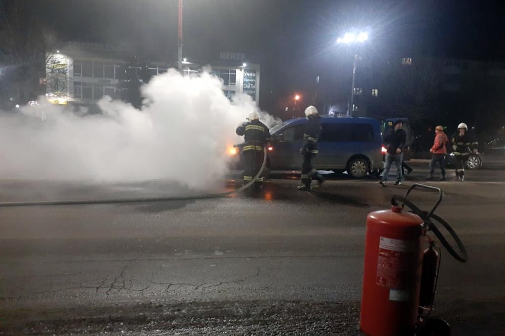 На Днепропетровщине на оживленной дороге загорелся автомобиль