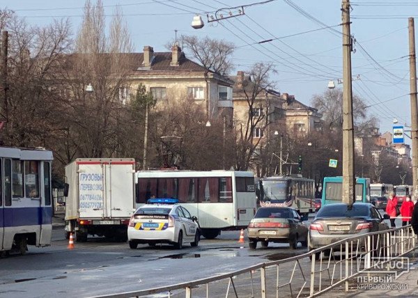 В Кривом Роге столкнулись маршрутка и грузовик