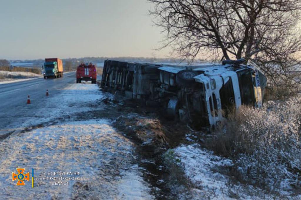 На Днепропетровщине перевернулась фура с мандаринами