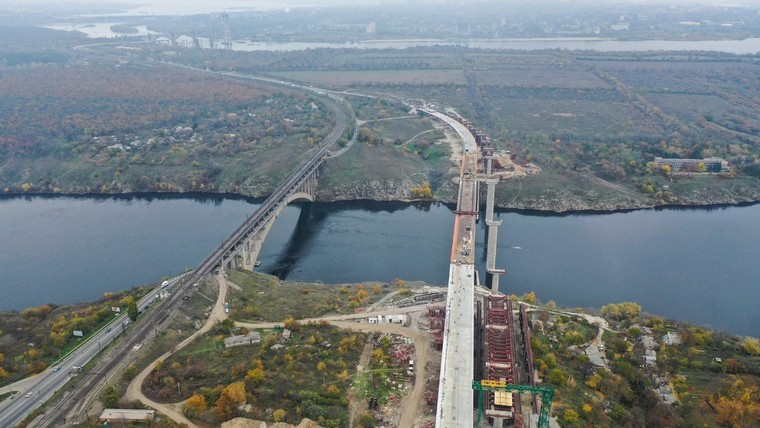 Строительство мостов в Запорожье ведется круглосуточно
