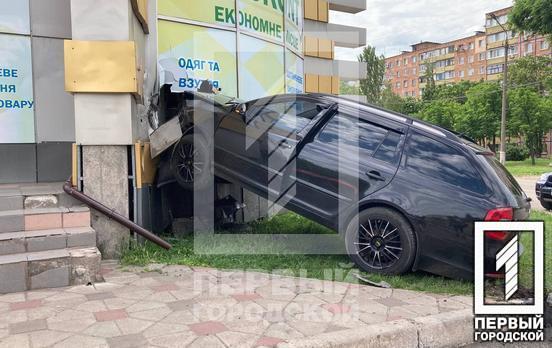 В Кривом Роге иномарка влетела в торговый центр