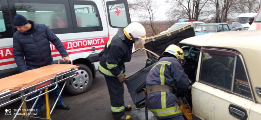 Водителя зажало в салоне