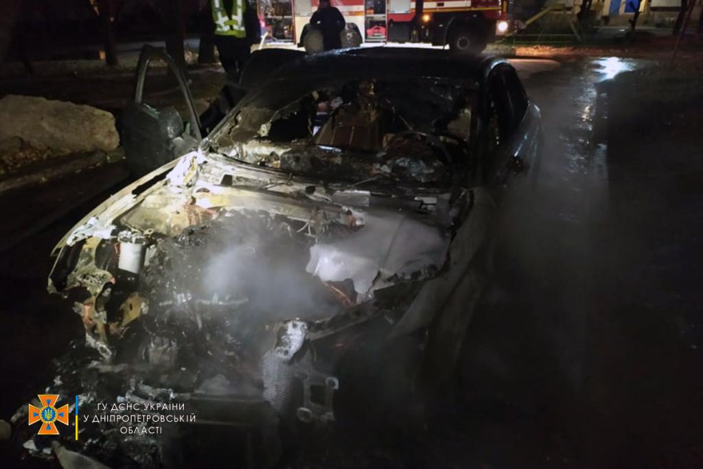 В Желтых Водах во дворе многоэтажки сгорел автомобиль