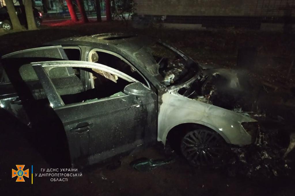 В Желтых Водах во дворе многоэтажки сгорел автомобиль
