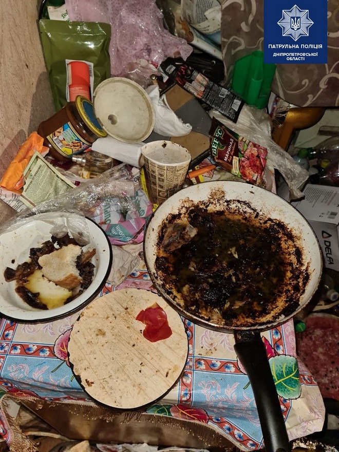В Днепре среди кучи мусора нашли пятерых детей