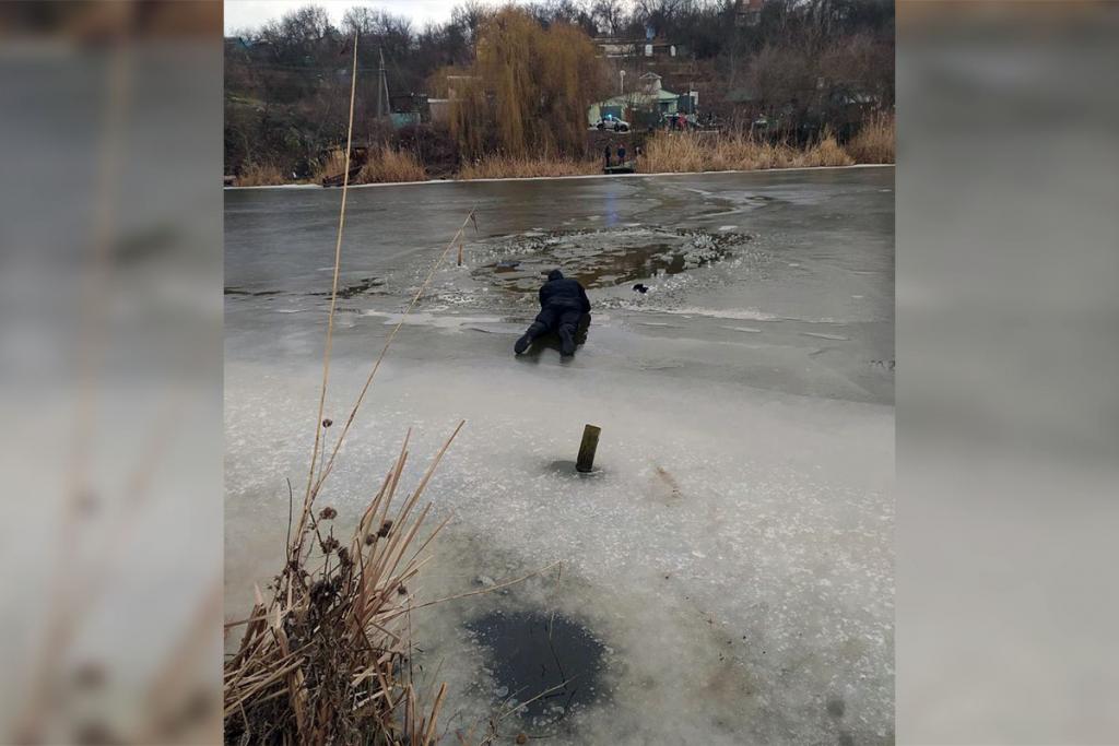 Под Днепром парень провалился под лед и утонул
