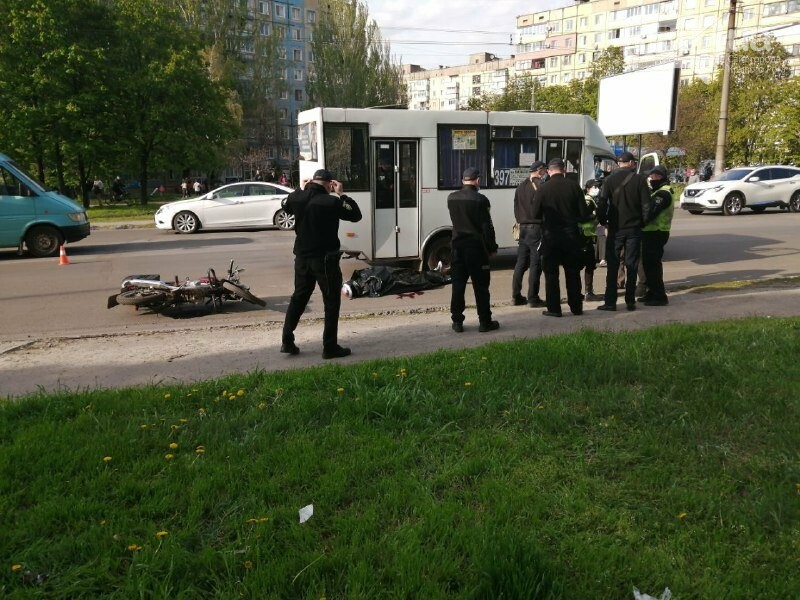 В Кривом Роге маршрутка переехала мотоциклиста