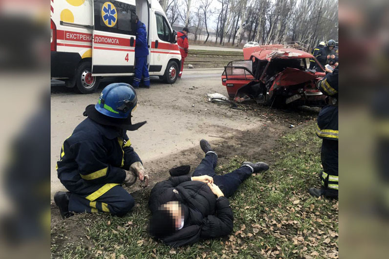 Подросток вылетел из окна машины после ДТП в Кривом Роге