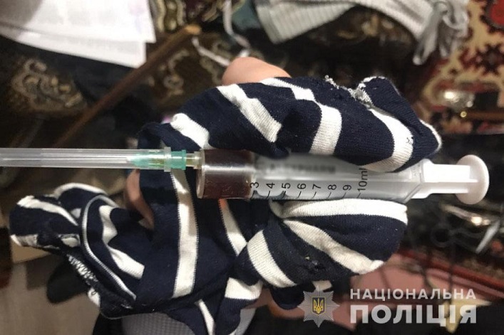 Наркотики сбывали из рук в руки