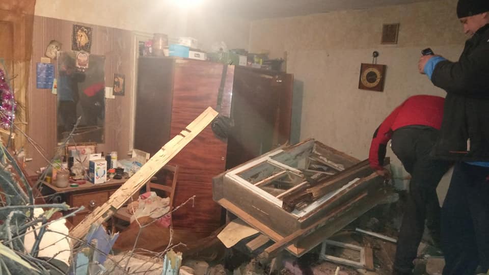 Водитель на внедорожнике пробил стену жилого дома