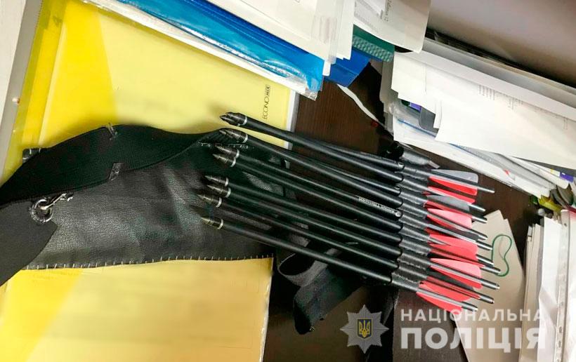 В Полтаве девушка устроила в школе стрельбу из арбалета