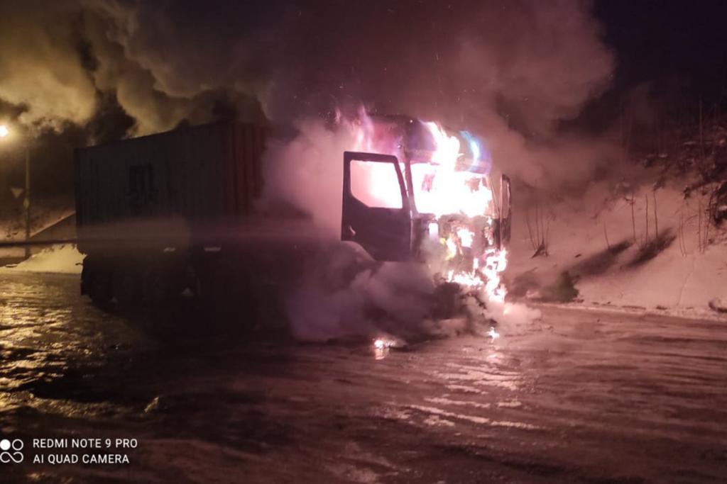 В Днепре во время движения загорелась фура